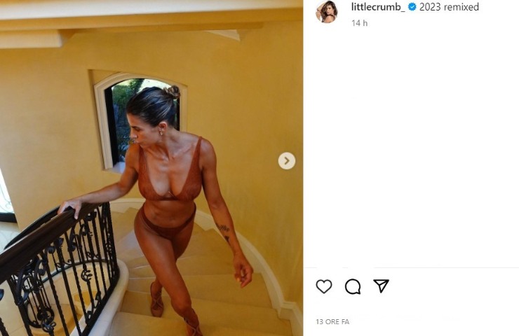 elisabetta canalis scalinata in bikini