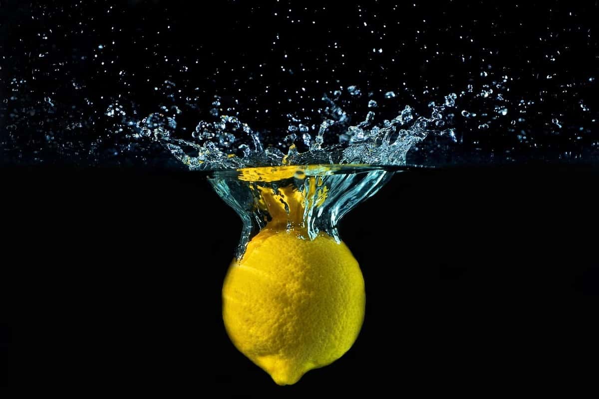Limone e acqua benefici