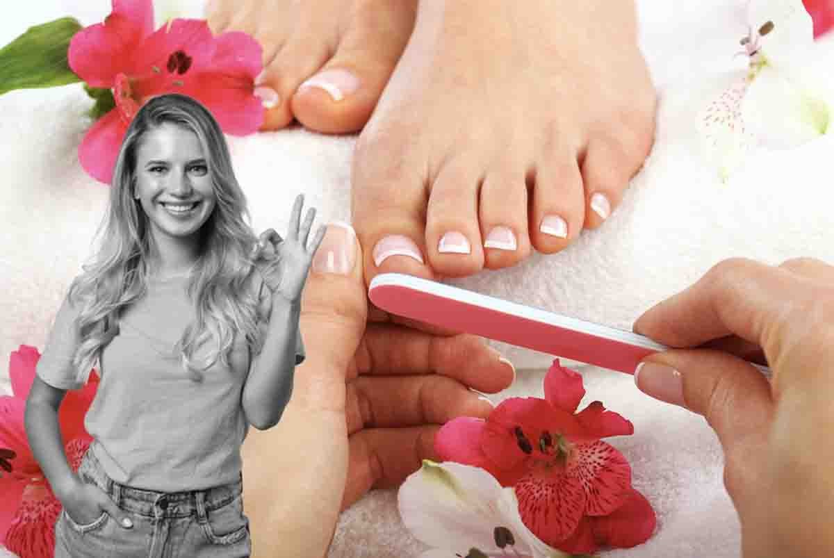 Piedi freschi di pedicure con smalto scuro