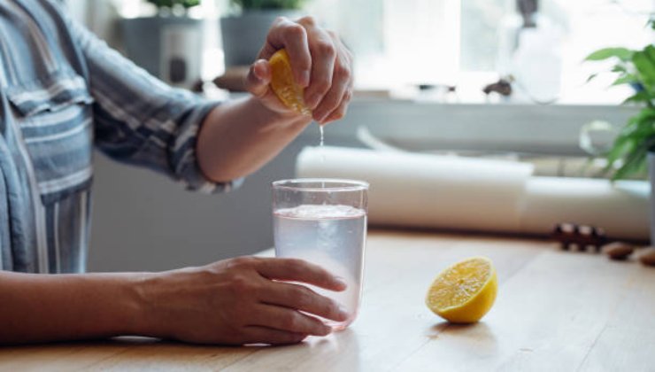 L'acqua calda con il limone al mattino migliora la salute