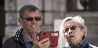 I giovani preferiscono comprare meno smartphone