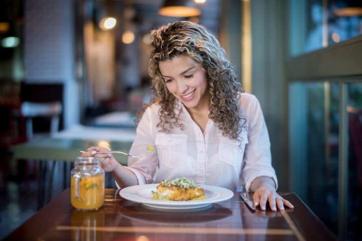 mangiare da soli al ristorante fa bene