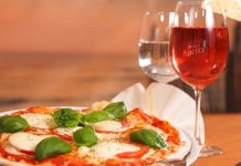 quanto costa una pizza al ristorante?