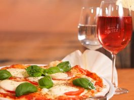 quanto costa una pizza al ristorante?