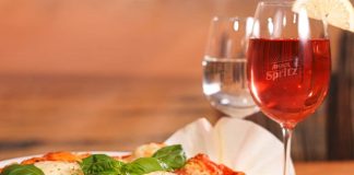 quanto costa una pizza al ristorante?