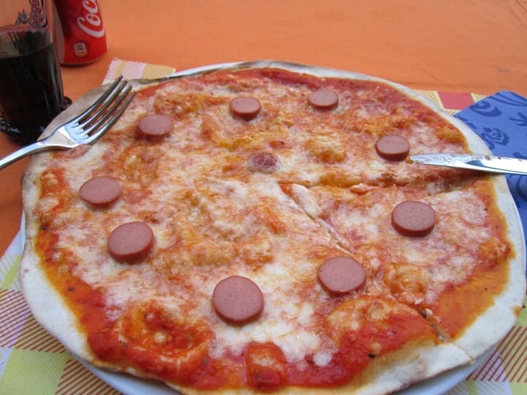 una pizza e una bibita costano molto di più in certe città